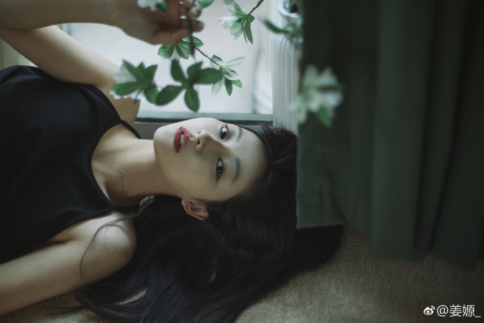 女演员在节目中发酒疯，何炅全程黑脸，井柏然直怼：玩不起就走