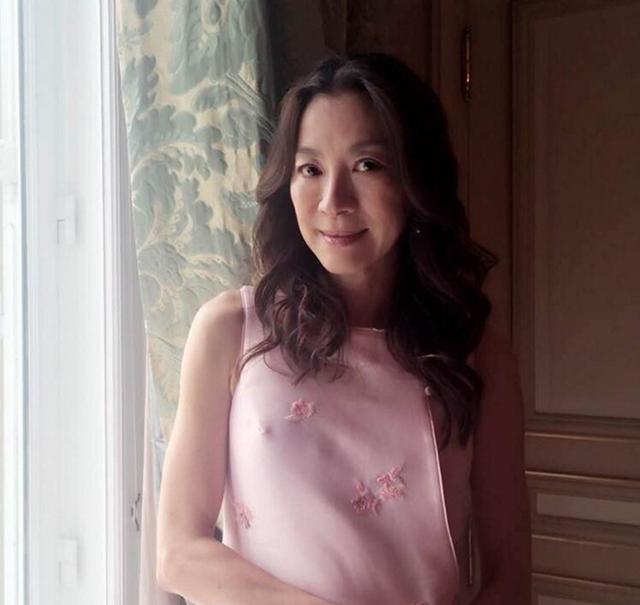 参观杨紫琼香港的豪宅，客厅很多气球和鲜花，像住在梦幻乐园一样