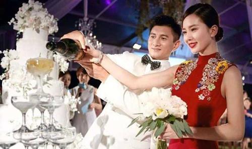 刘诗诗产后现身，劈叉式走路带风，是嫁给了爱情的样子