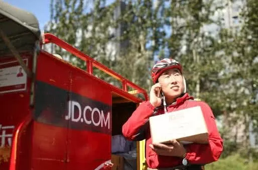 刘强东曾经许诺，跟他干够5年就买房，十年过后001号员工有几套房