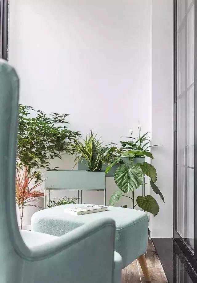 121平北欧三房，客厅与餐厅中间放一张书桌做隔断，漂亮又实用