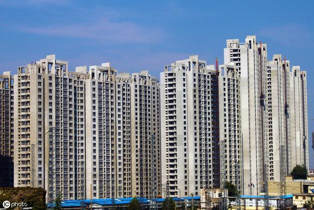 这次玩真的，房价真降了，专家分析，楼市终于顶不住了