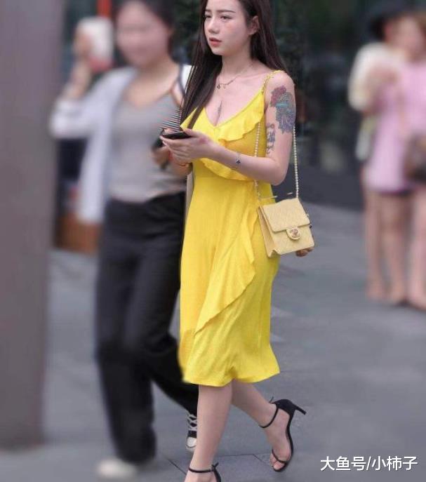 微胖小姐姐个头不高，但这身材看起来真不简单！