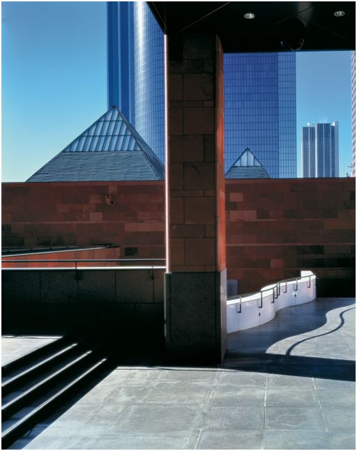 87岁矶崎新获2019年普利兹克建筑奖，为什么他的作品如此怪异？