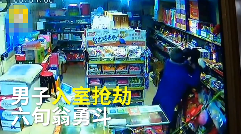 男子持刀搶超市，被6旬大爺只身打跑，大爺：錢沒拿到