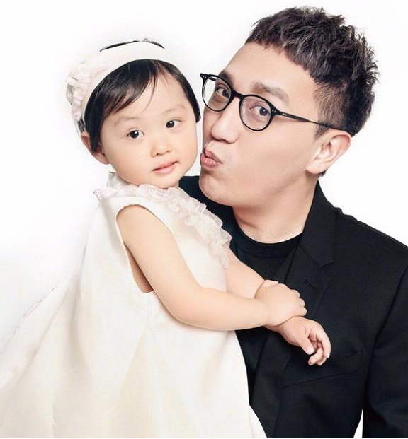 晒晒华少住的豪宅，室内装修有多气派？光衣帽间就塞满名牌服饰