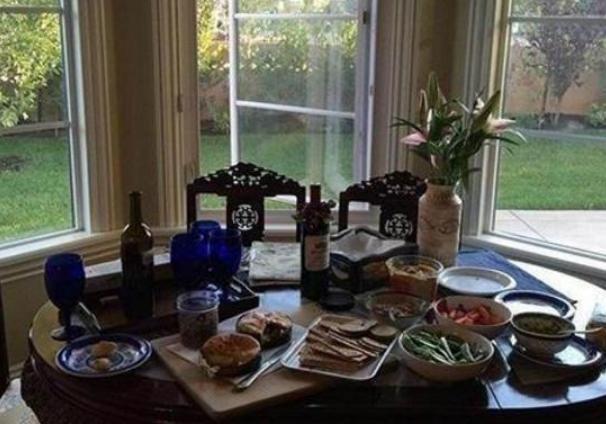 一起參觀郎平住的豪宅，非常喜歡用紅木餐桌，很鐘愛傳統文化