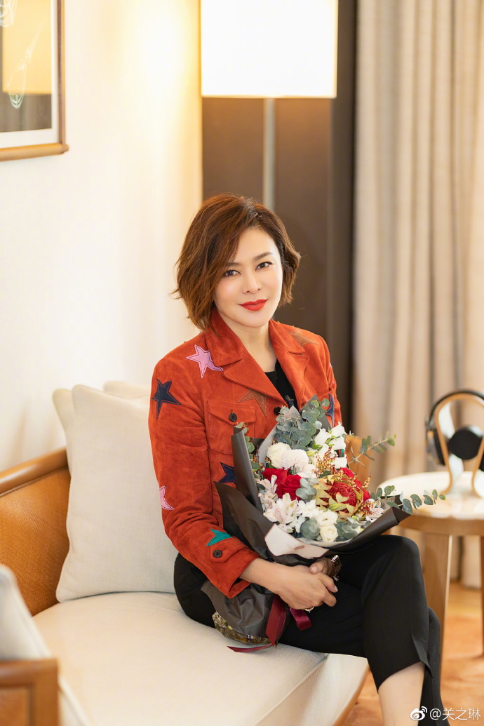 刘德华夸她是女神，如今颜值看起来不像56岁，但腿却出卖了她