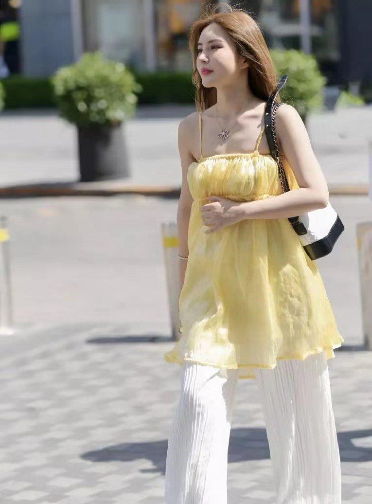 街拍：身材高挑的美女，一件浅黄半身裙搭配阔腿裤，时尚又漂亮- 娱乐 ...