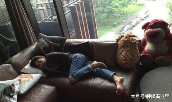 走進陳嘉樺臺灣的家，平時在沙發上面休息，估計工作太累了吧