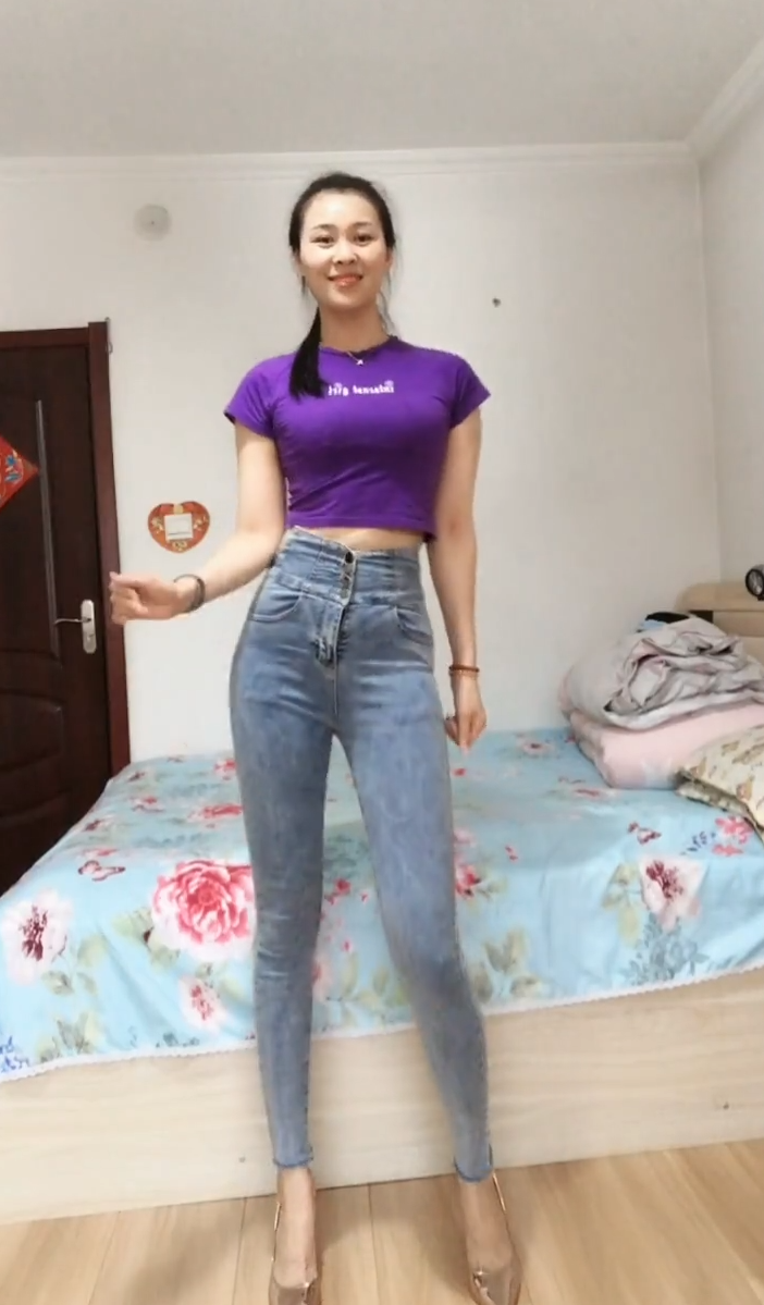 ?辣妈这身材，很适合穿紧身牛仔裤
