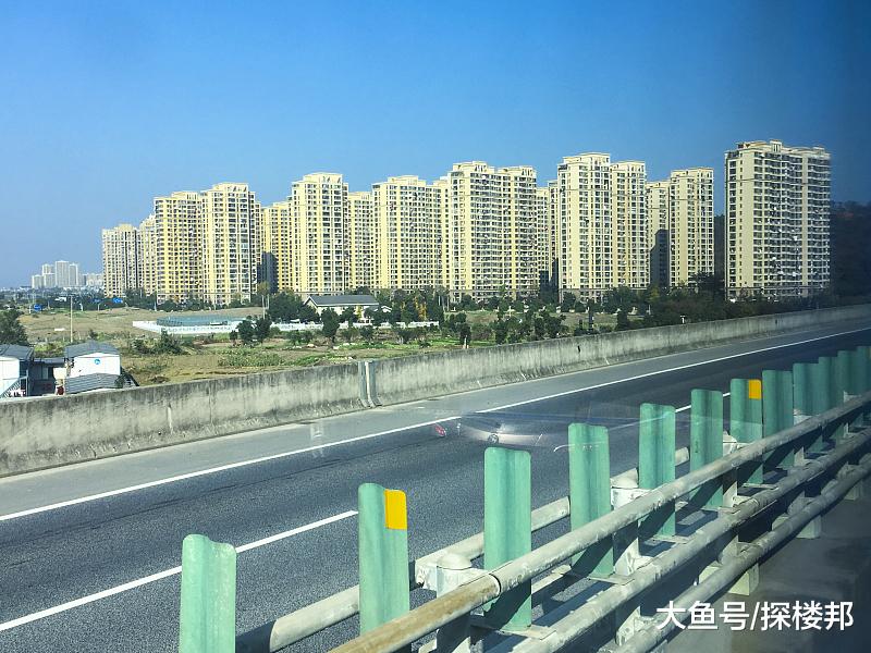 央媒发文，住房供大于求，一年900万套空置房，降价是不二选择