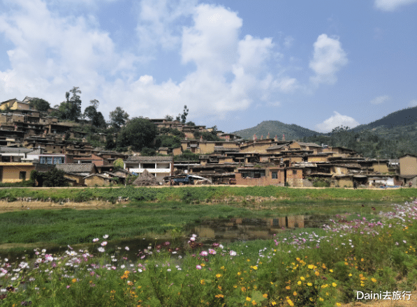 二手房|中国最和谐的村子，全村房屋相连，你家房顶就是我家的庭院