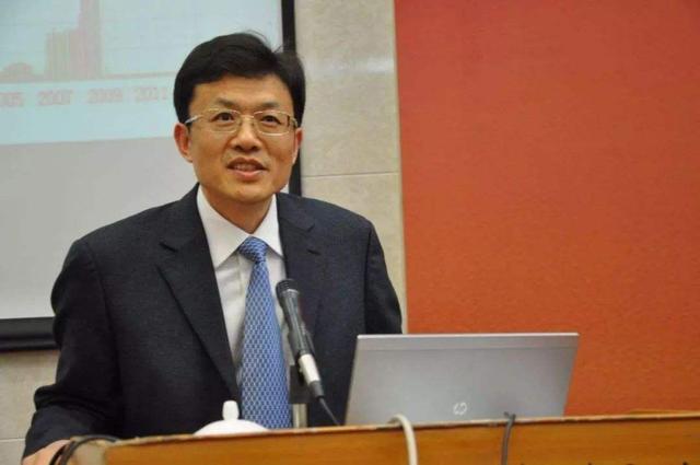 居民储蓄率为何连续下滑？80%家庭资产都用来买房，高房价之痛