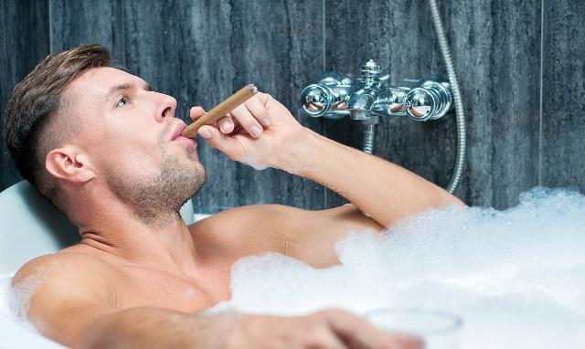 不论男女，洗澡时最好绕开3个时间段，避免湿气入侵，别不当回事
