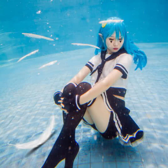 这不科学！真的有反重力裙？小萝莉水中COS安莉洁，裙子没上飘