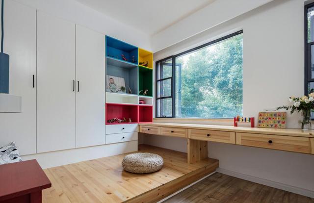 卧室别买床了，如今流行这种＂无床＂设计，增加收纳连衣柜都省了