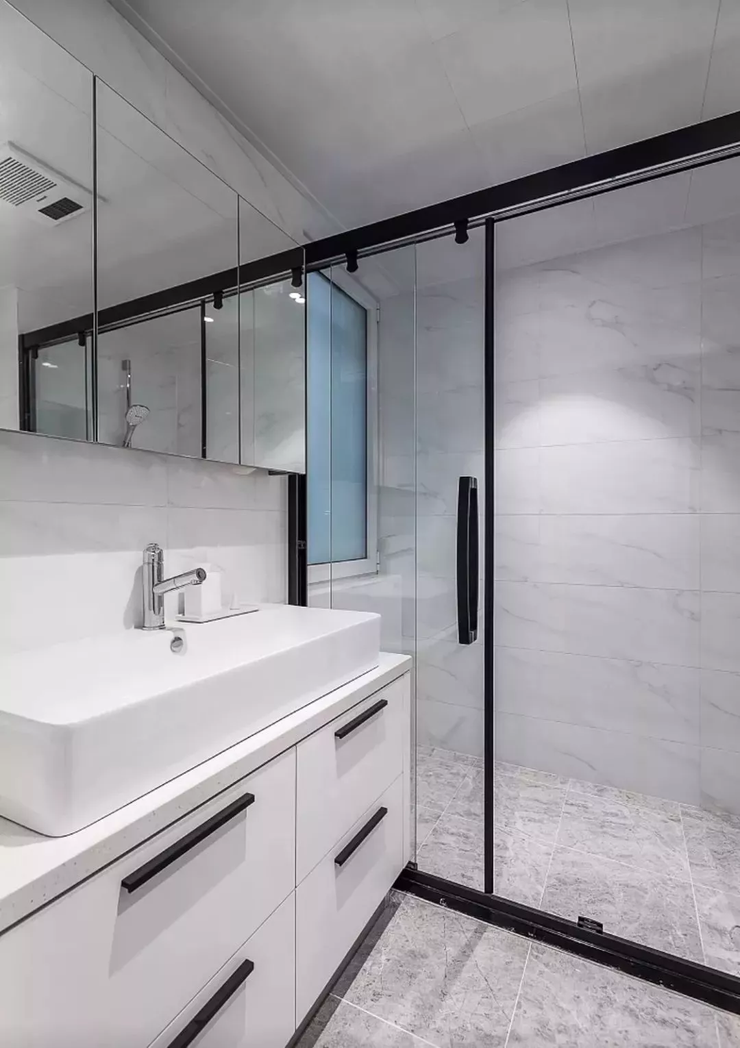 不同风格的卫生间设计案例，瓷砖的搭配非常关键