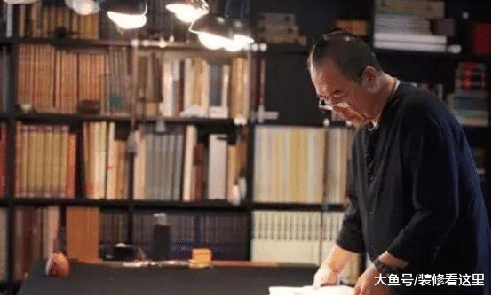 “皇阿玛”张铁林的家，房子装修古色古香，还收藏了许多字画