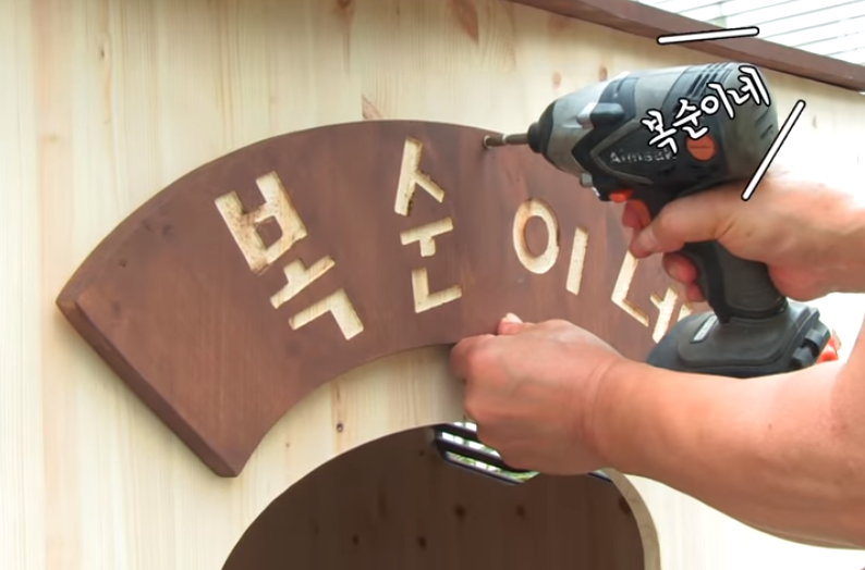 狗狗死掉了，他再也不愿意养第二只狗，流浪狗的执着让他改变想法