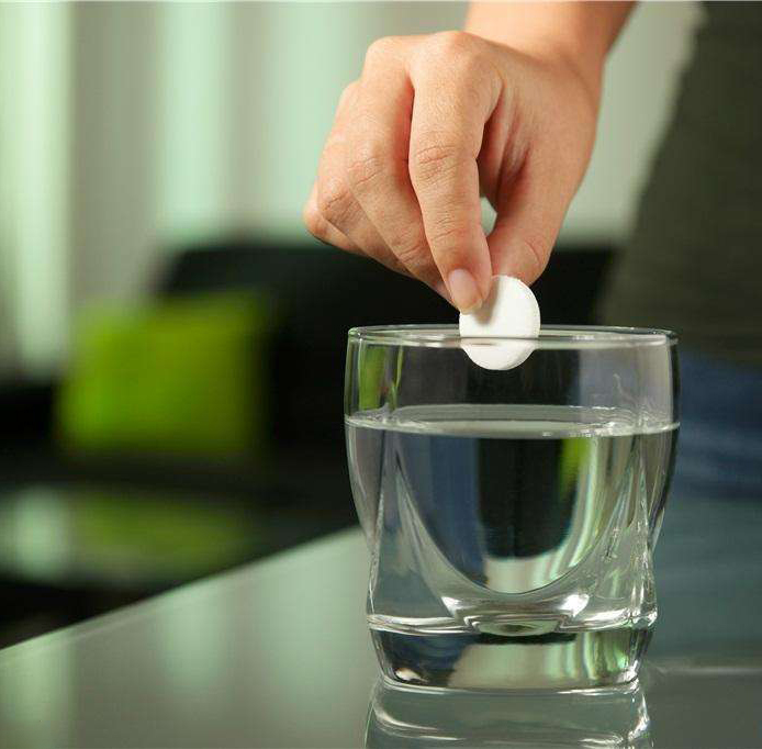 去机场才发现，拉杆箱不时兴了！瞧年轻人这样弄，真叫一个方便