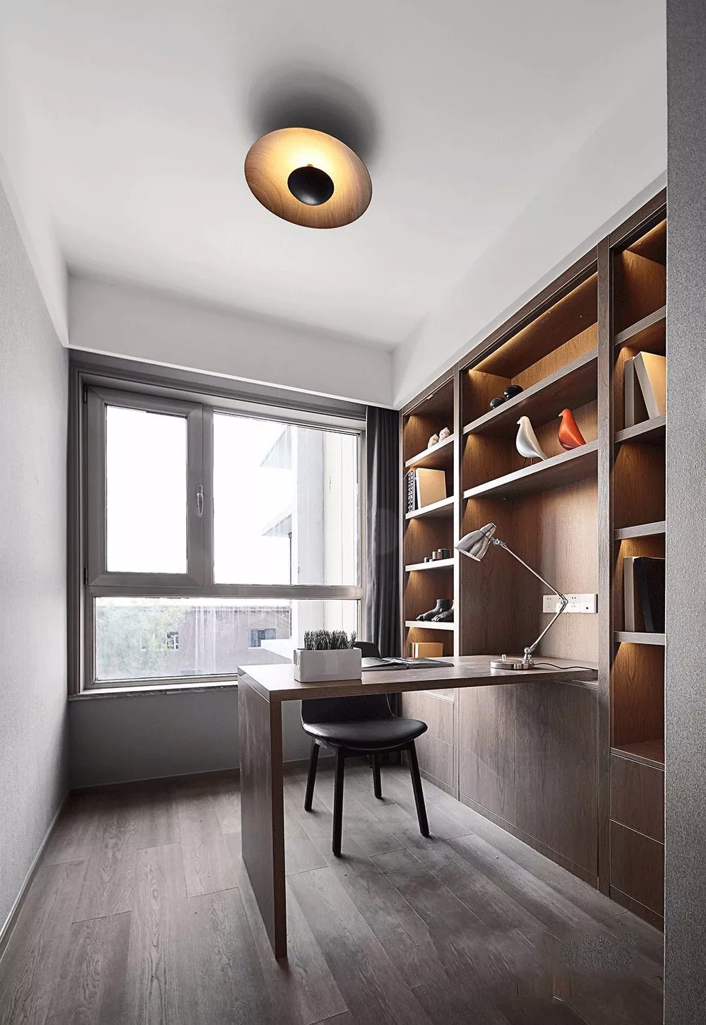 还在纠结书房怎么设计吗？定制柜加书桌非常实用