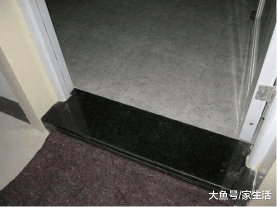 卫生间怎样装门槛石才好看？师傅说出了小窍门，装错还容易绊脚