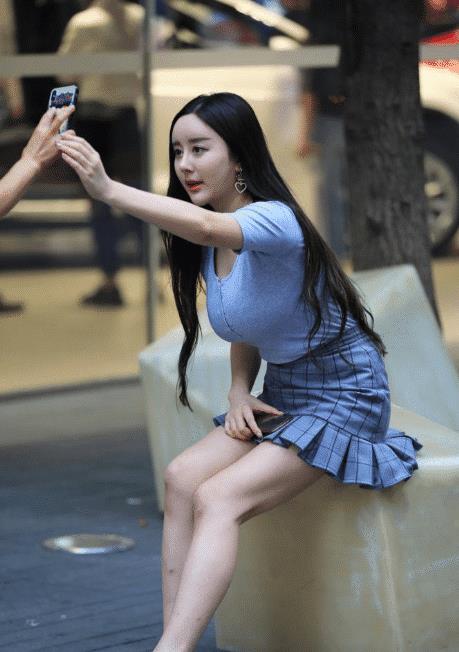 街拍：00后小姑娘都这么成熟了吗？让90后怎么混