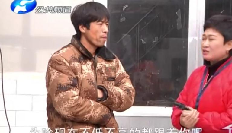 丈夫欠债几十万，妻子撇下5个孩子回娘家，男子：她还想着丰胸