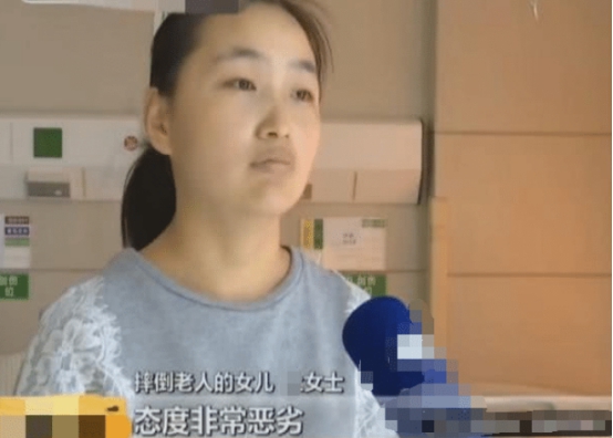 湖南一老人公交车内摔倒，司机不肯上前搀扶？司机：看监控就知道