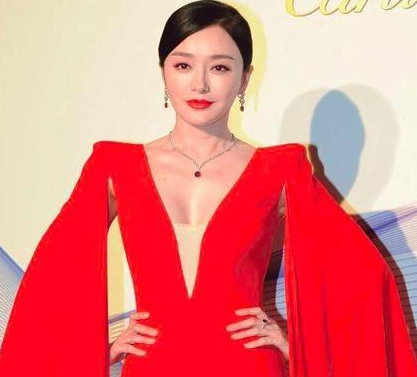 64岁林青霞带女儿出席活动，三人同框像姐妹，两个女儿颜值差别巨大