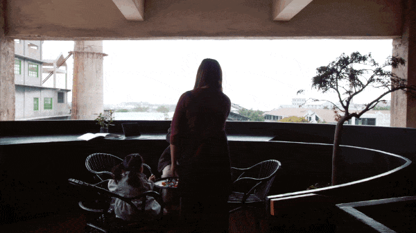 她改造了一个旧车间, 6个老友住在一起, 过起了“无界生活”