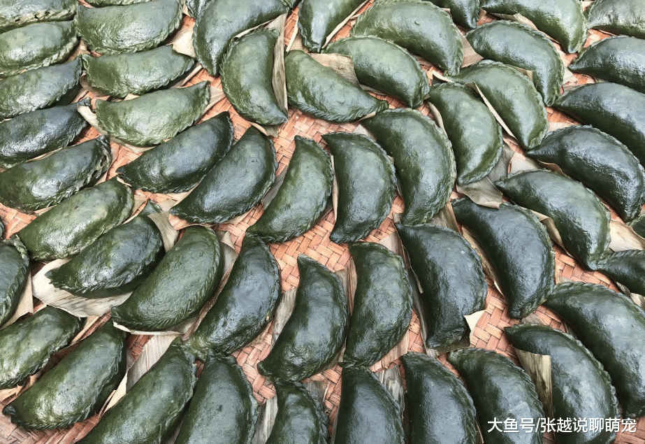 六旬兄妹街头卖特制小吃, 每个3元供不应求