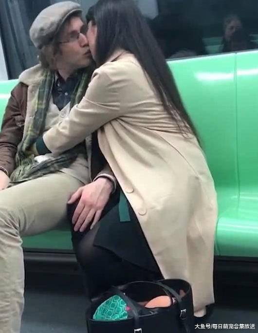 中国姑娘抱紧老外“倒贴”，看他一脸不屑的样子，网友：给脸了？