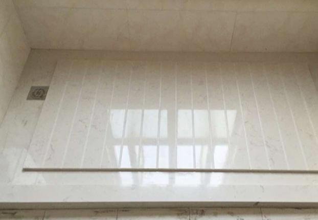 淋浴房地面不要铺瓷砖了，有钱人喜欢铺这种，好看又防水