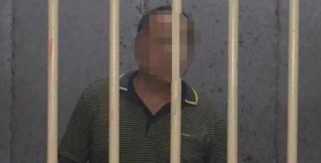 男子当众自慰，被捕时称我只是和自己玩！