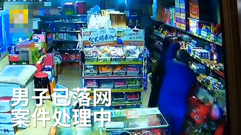 男子持刀搶超市，被6旬大爺只身打跑，大爺：錢沒拿到