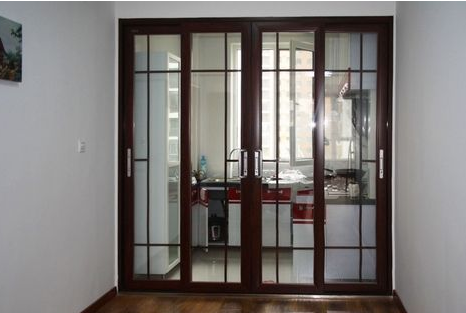 越来越多人厨房不装推拉门了，如今都潮流这样装，既隔烟又实用