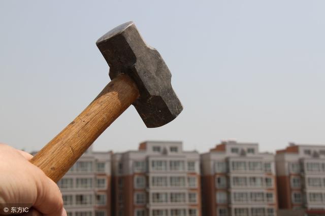 年轻人被高房价压得喘不过气, 为什么越调越涨? 党报如是说!