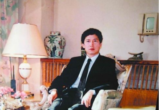 此人靠脸吃软饭，从经济困难到变成北京首富，如今每天捐款7万