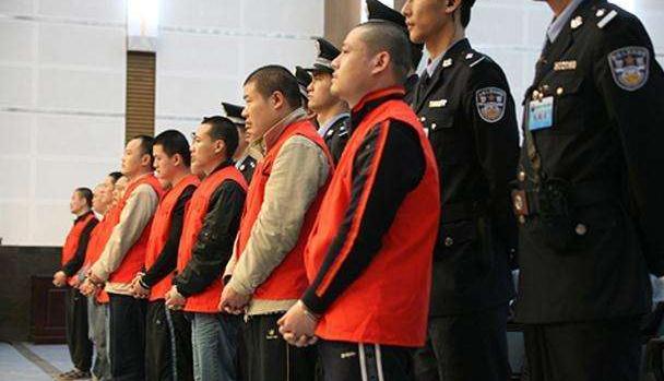 一泡尿，村霸将自己送入地狱