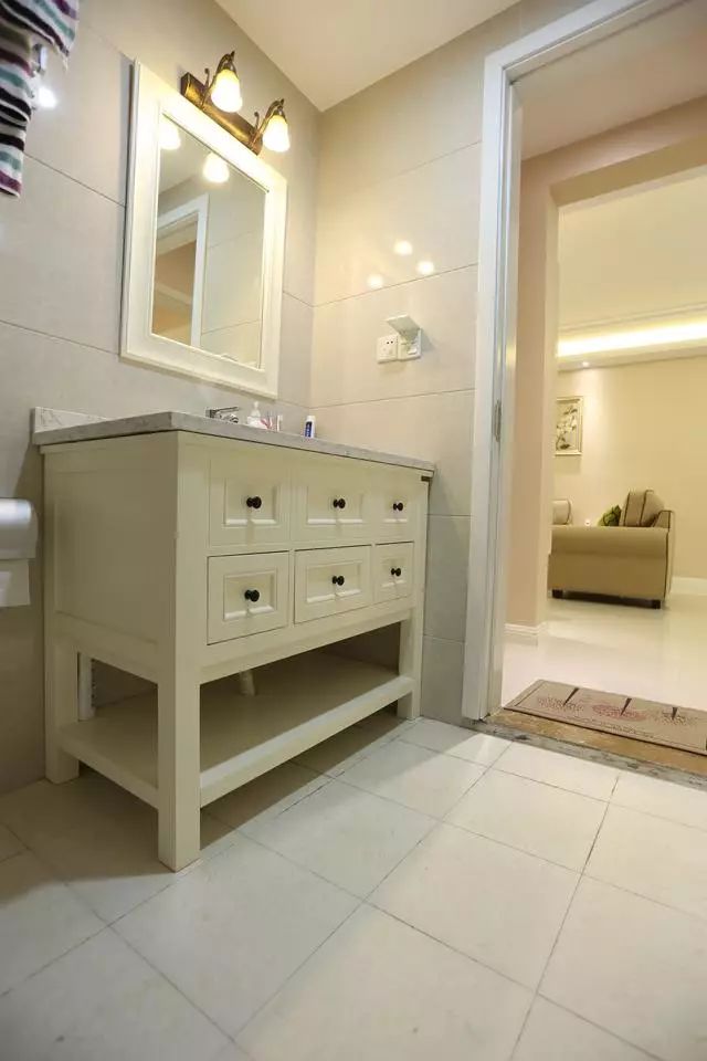 套内70平的二居室样板房，简约美式的装修大气时尚！