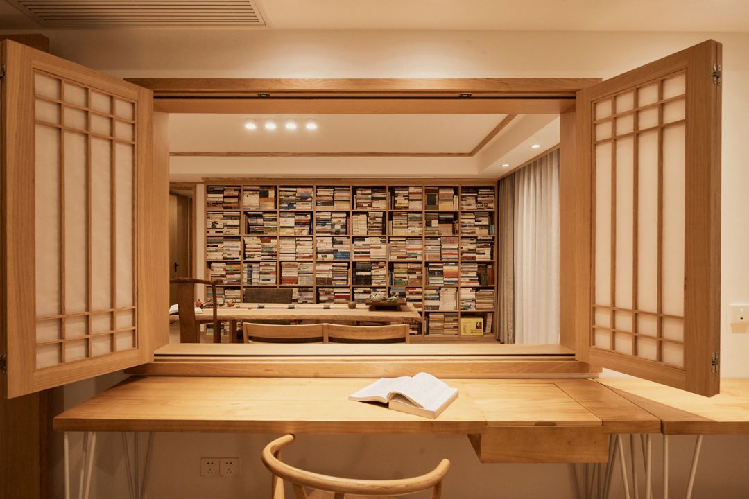 130㎡原木简约，客厅没沙发，满屋是书架，教授家就是不一样！