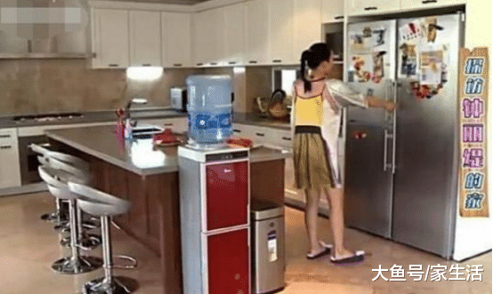 带你参观钟丽缇的豪宅，厨房中间放个饮水机，真是大煞风景啊