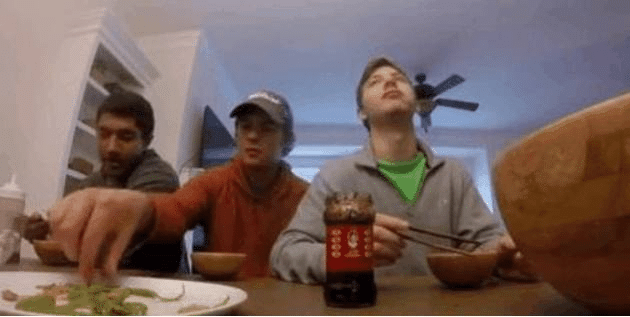 外国人在中国遇见老干妈, 一口气就买了5瓶, 结账时却愣住了