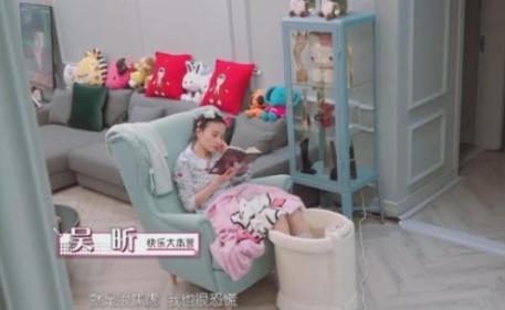 吴昕晒出自己的豪宅，杂物随处扔在地上，跟她剧中形象反差有点大