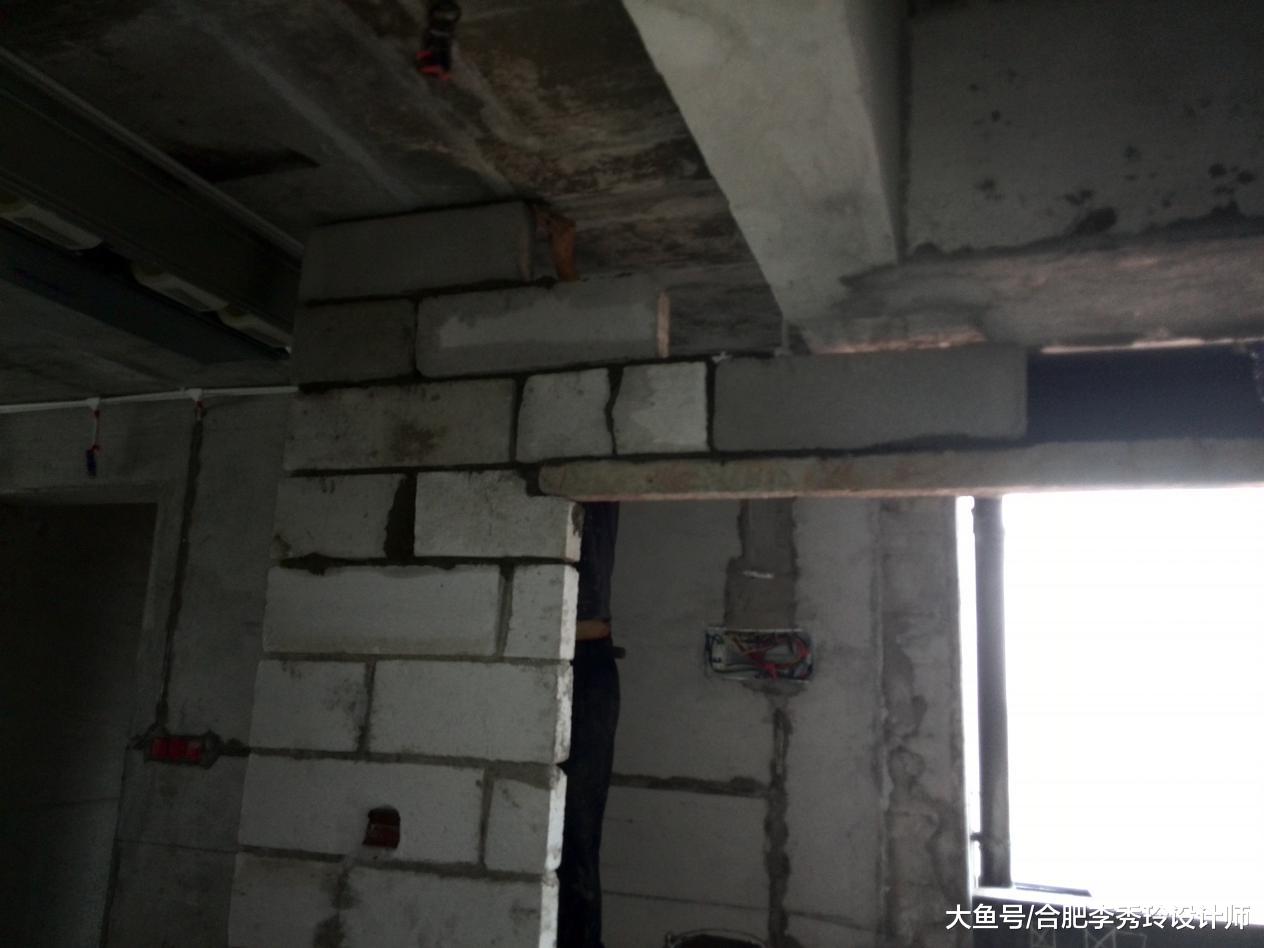 师傅用木过梁代替混凝土过梁，安全性太差！幸亏发现早，朋友：辞退
