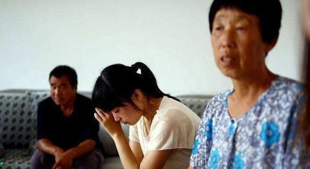 母亲让我拿出10万给弟弟买车，婆婆给我一张银行卡，我哭红了眼眶