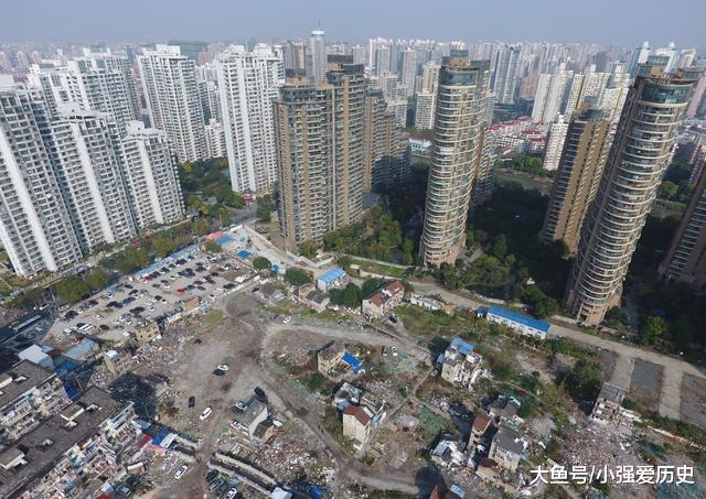 钉子户张嘴就要“1个亿”，33平方米盖了5层楼，周边房价涨五六万