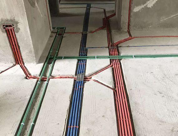 家里装修见到师傅这样做水电，非常放心，还要塞上两包烟，专业！